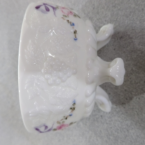 Vintage Westmoreland three-footed covered candy dish roses and ribbons - Picture 8 of 8